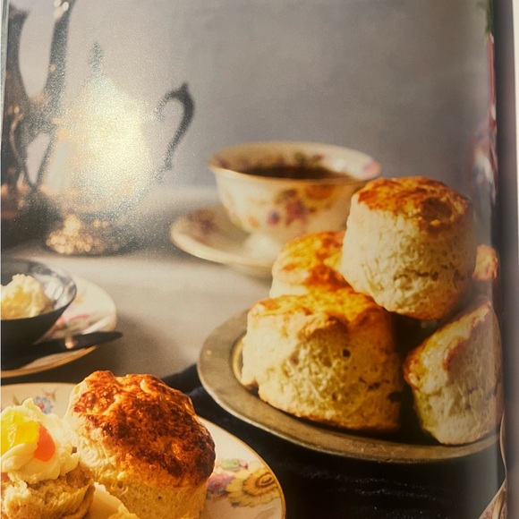 The Official Bridgerton Cookbook 🐝 - Picture 4 of 4